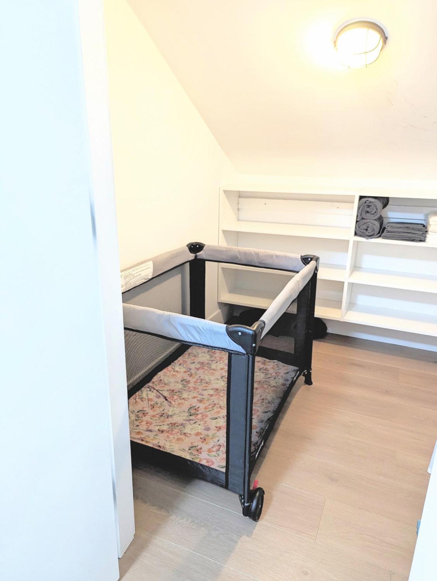 Centrally Located, Modern, 2 Bedroom Home Vancouver Exterior foto